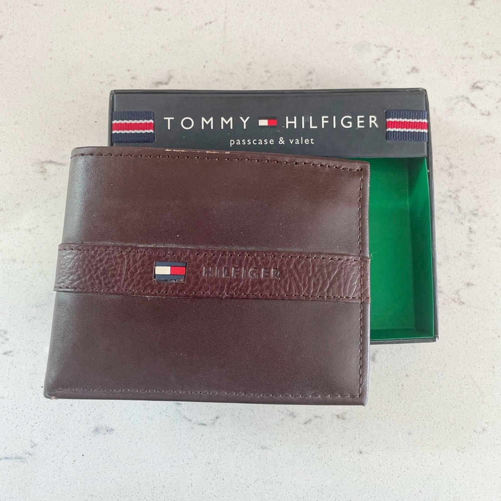 Tommy Hilfiger Men’s Brown Leather BiFold Passcase and Valet Wallet NWT $44